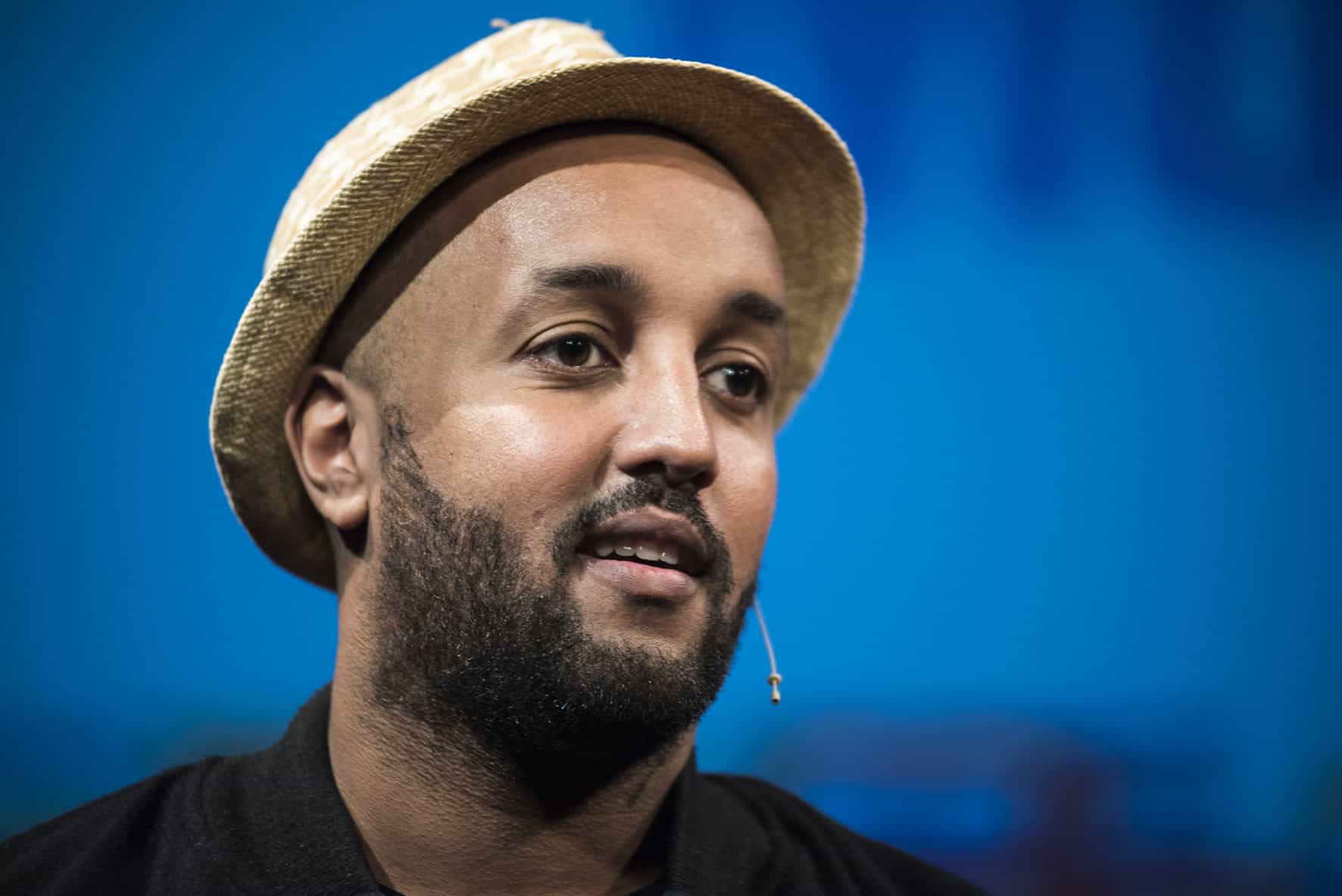 Mo Hersi op sprekersevent TEDxAlmere: “Na alle negatieve verhalen in de media over vluchtelingen maak ik een positief statement.” (Foto: BewustinBeeld.NU) Mo Hersi op sprekersevent TEDxAlmere: “Na alle negatieve verhalen in de media over vluchtelingen maak ik een positief statement.” (Foto: BewustinBeeld.NU)