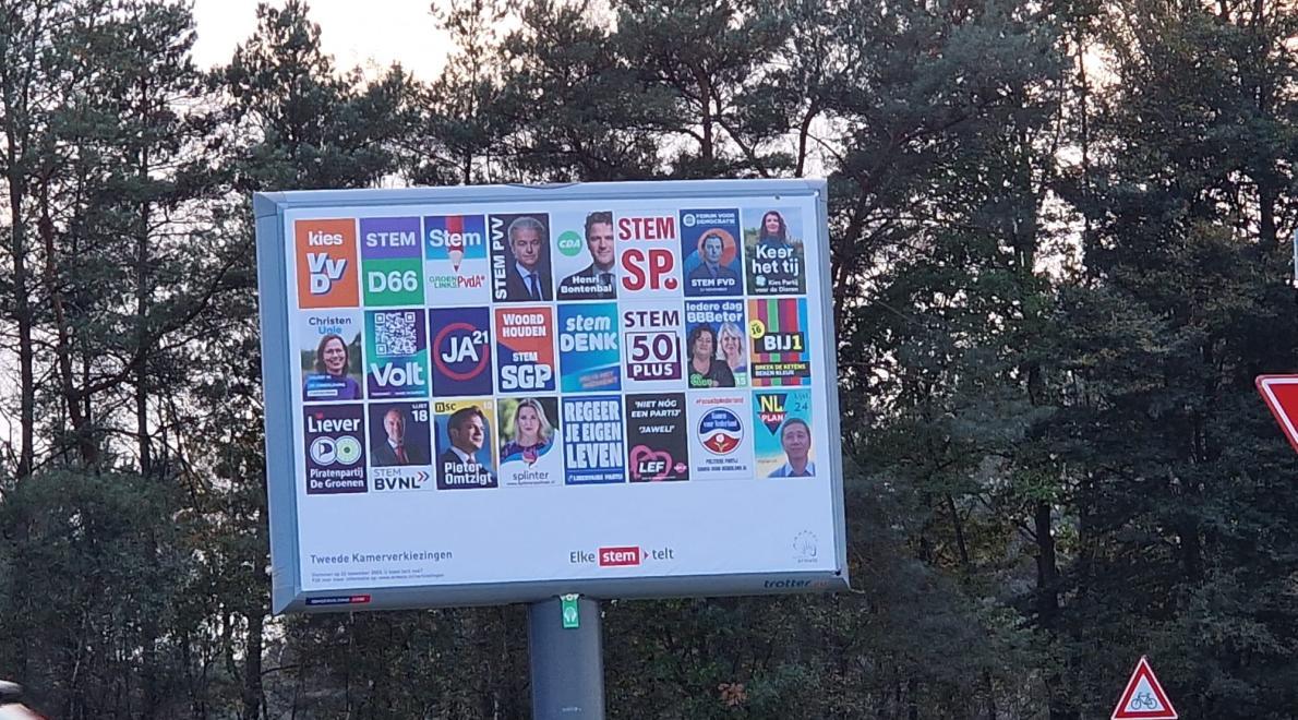 Verkiezingsbord met posters van alle politieke partijen